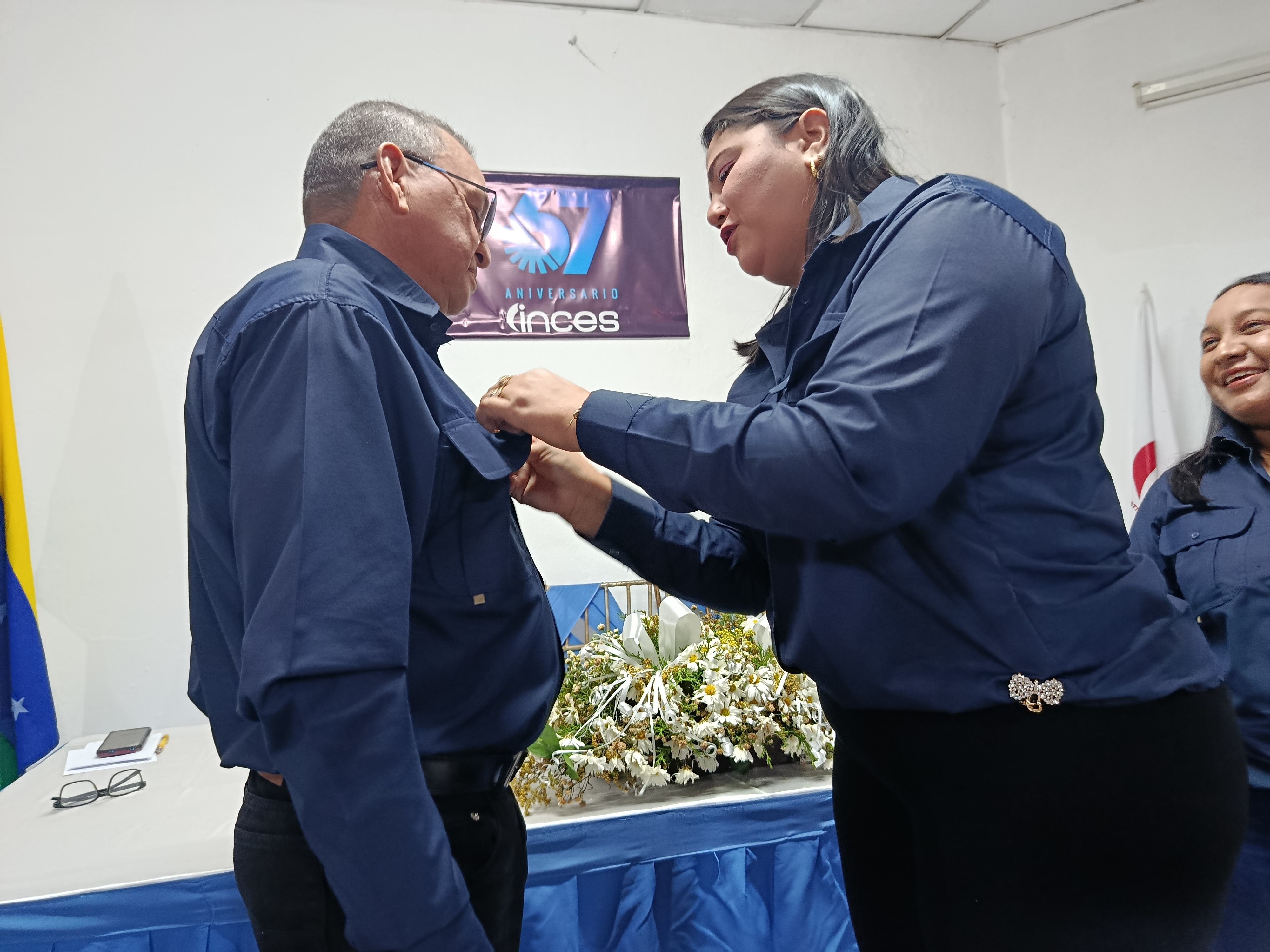 APURE | Trabajadores de la Gerencia Regional recibieron botones por años de servicio