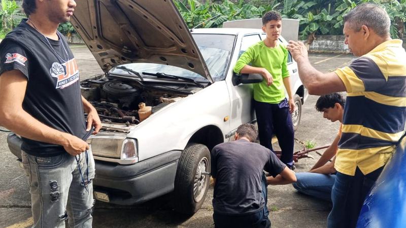 BARINAS | Participantes realizaron mantenimiento de tren delantero en formación automotriz