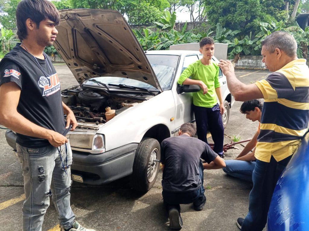 BARINAS | Participantes realizaron mantenimiento de tren delantero en formación automotriz